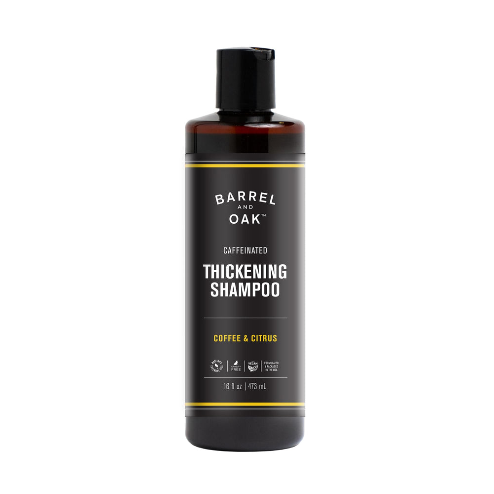 Barrel & Oak champú cafeína para cabello, botella visible, cabello más lleno tras uso diario.