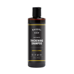 Barrel & Oak champú cafeína para cabello, botella visible, cabello más lleno tras uso diario.