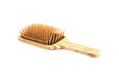 Bass bambu pasador de cabello y pala grande para un peinado suave.