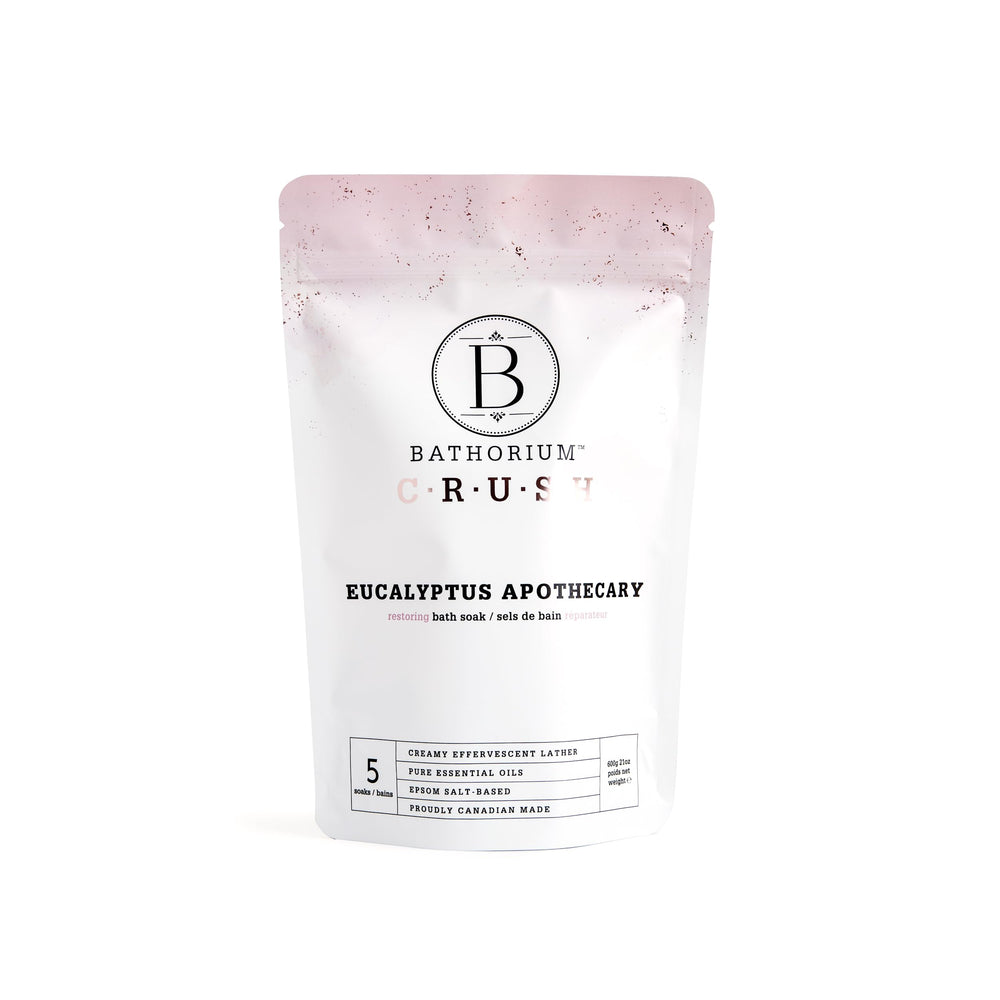Bathorium Eucalyptus Apothecary Crush botella vertiendo para uso post-entrenamiento y relajación