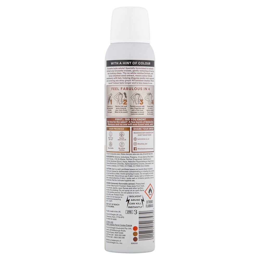 Batiste Dry Shampoo Plus pulverizador en acción sobre las raíces para un aspecto fresco.