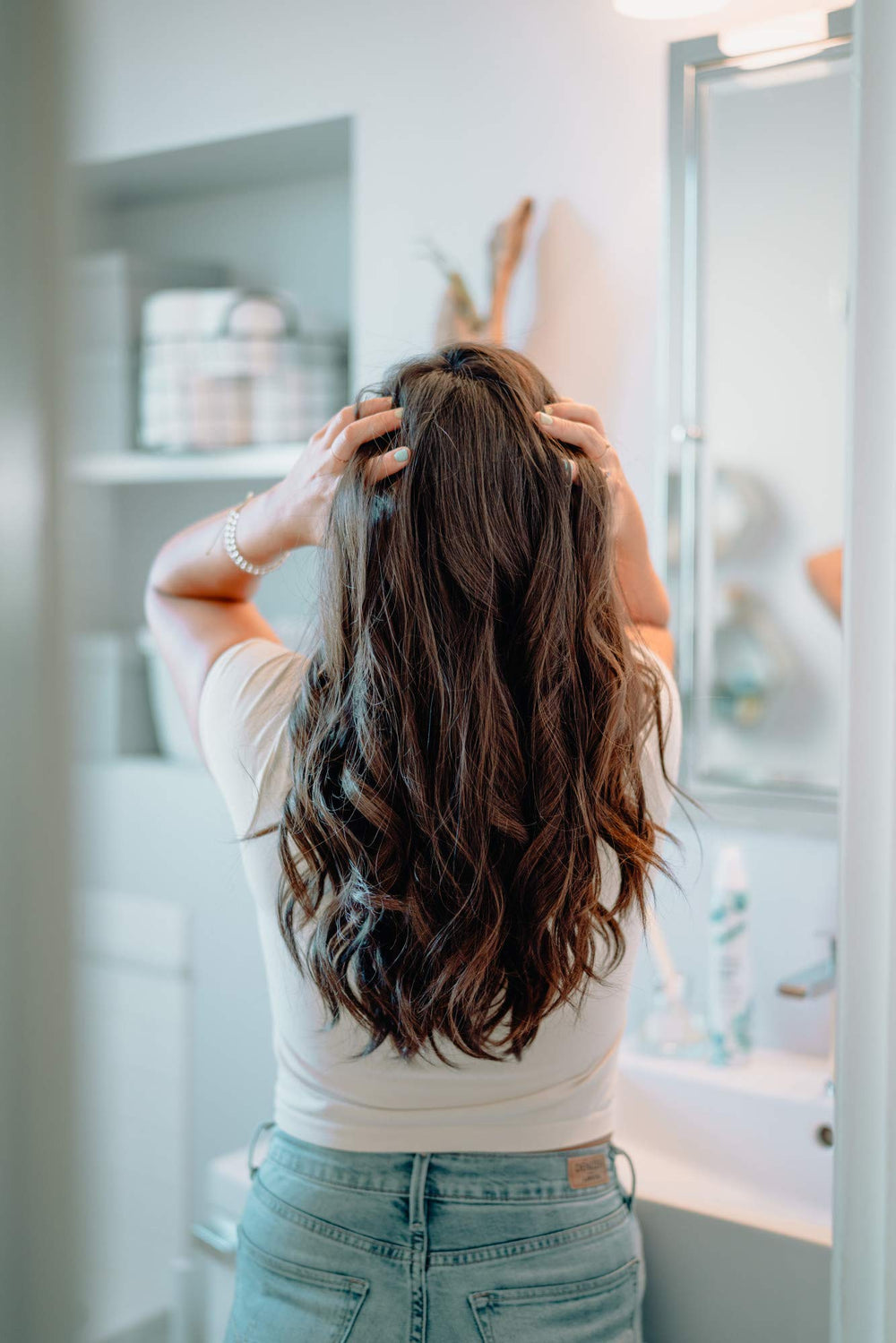 Batiste espuma limpiadora sin agua, enfoque en la aplicación rápida en el cabello.