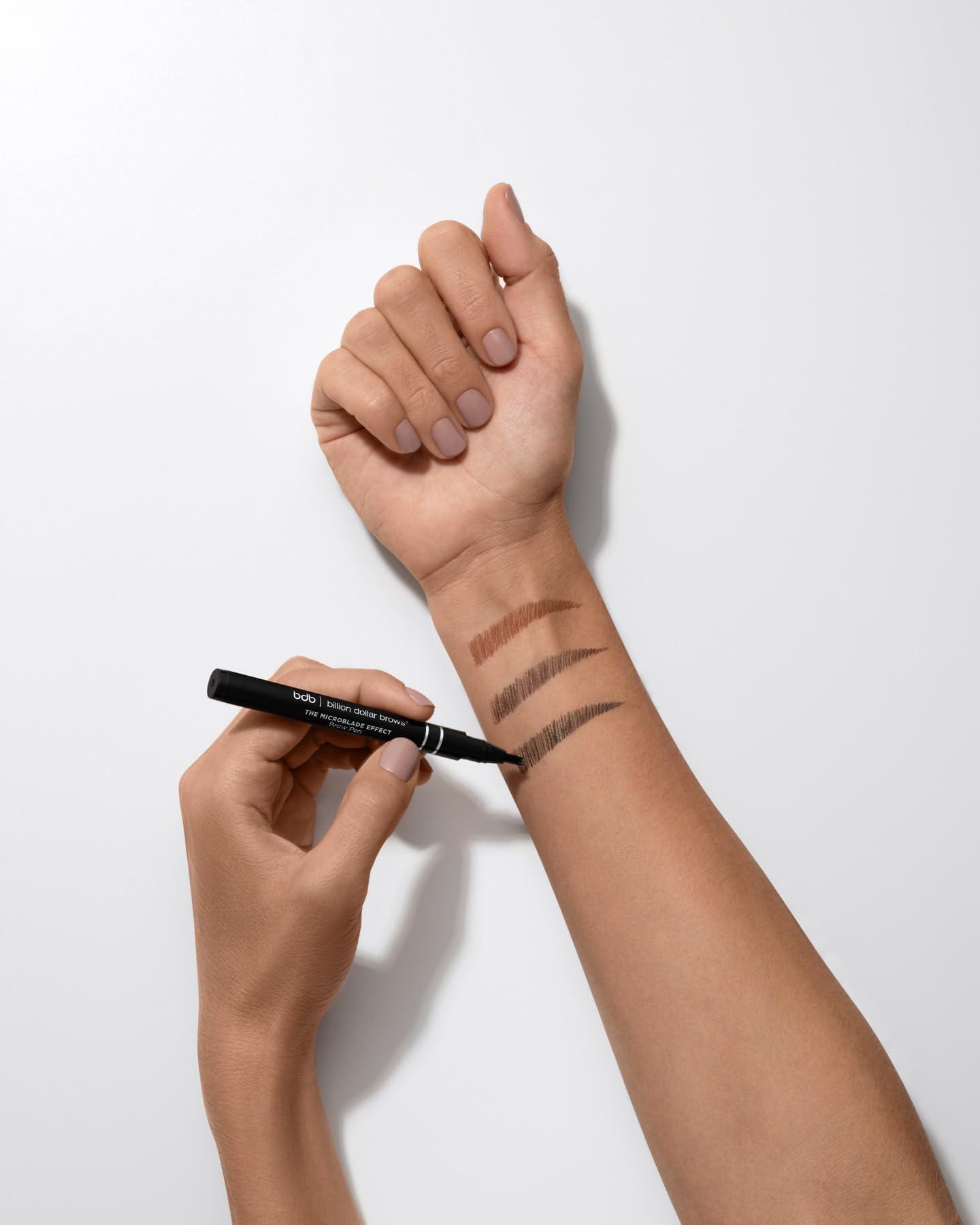 Billion dollar brows muestra taupe en fórmula duradera para uso diario