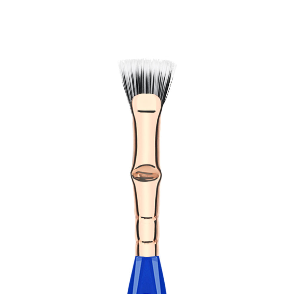 Aplicación precisa de máscara para look definido y sin esfuerzo.