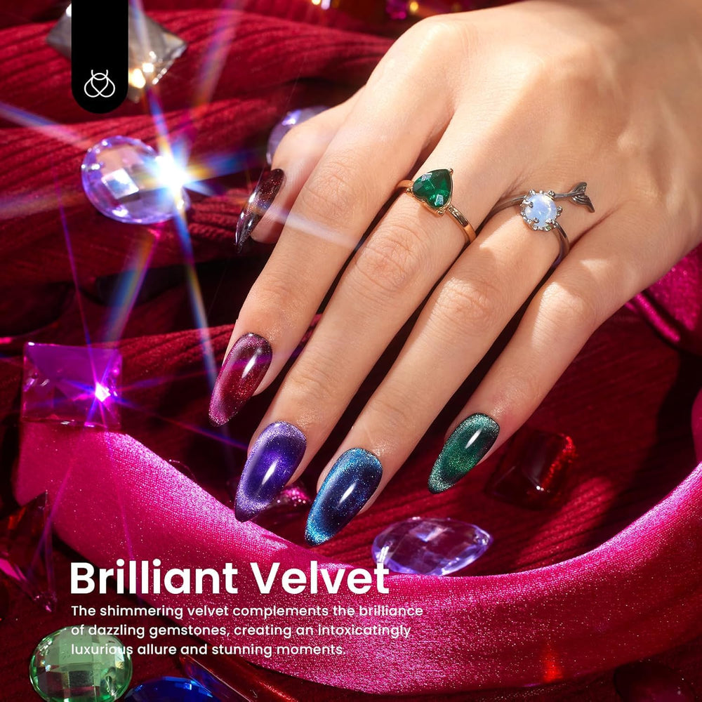 Beetles es esmalte gel con efecto ojo de gato en burdeos para uñas elegantes.