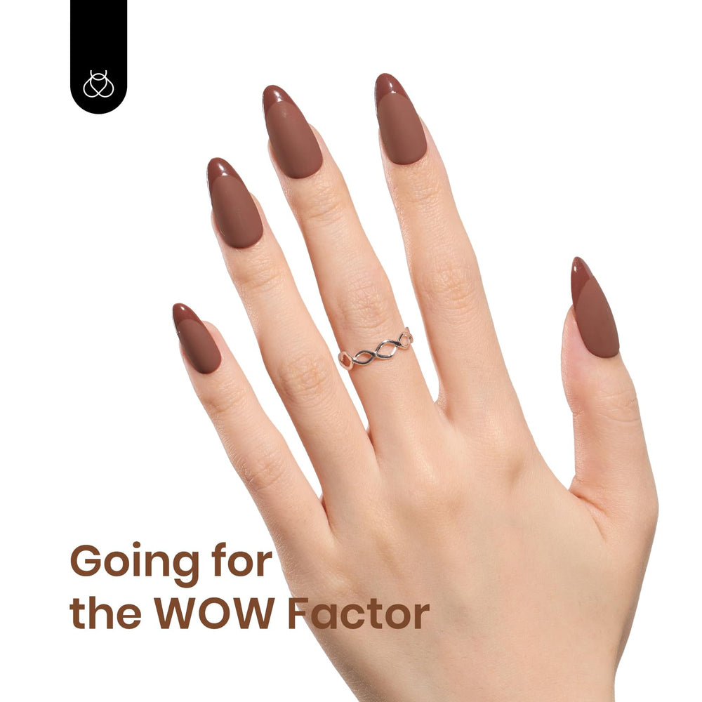 Beetles esmalte gel marrón: muestra en uñas con tono chocolate.