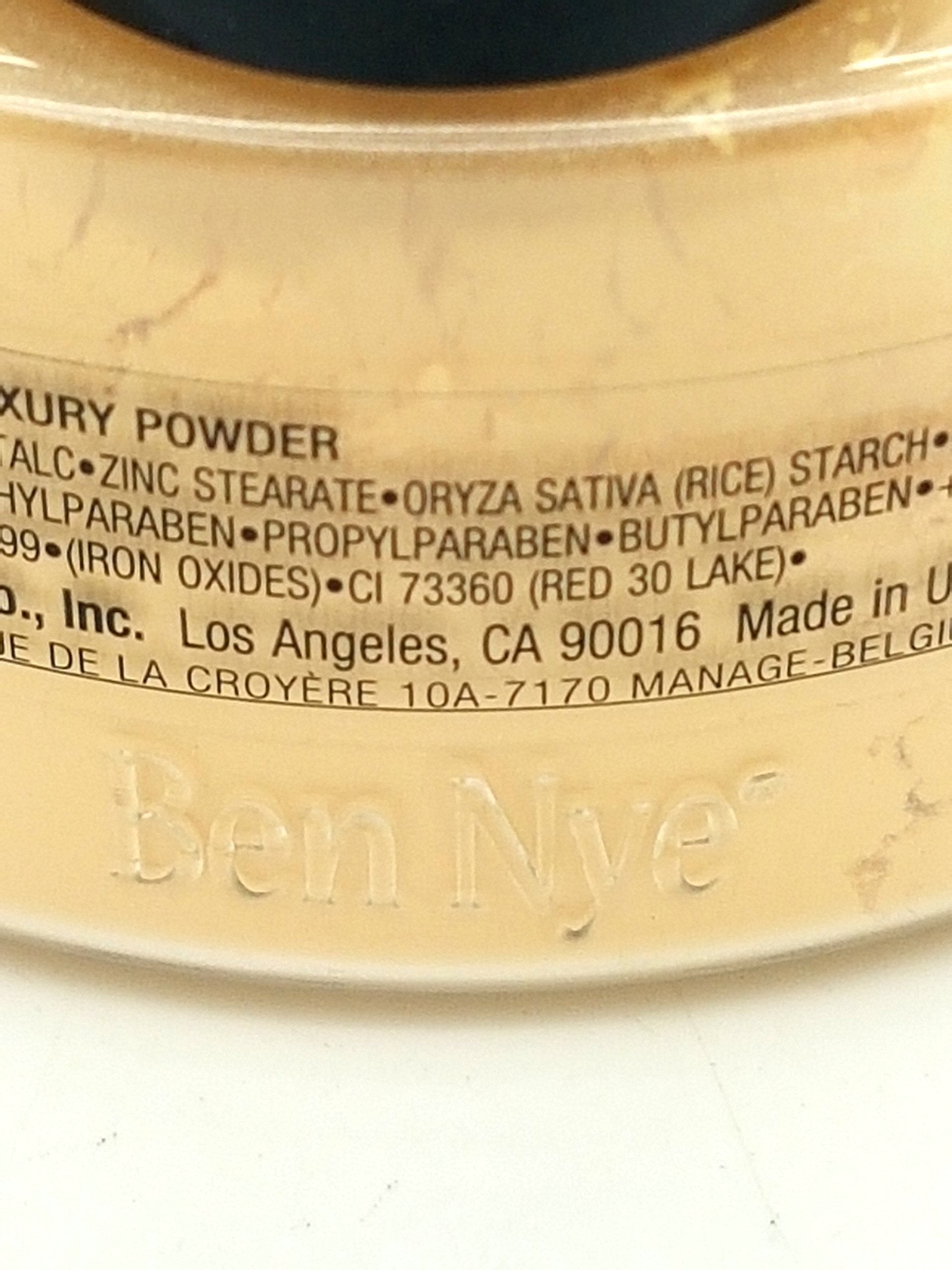 Textura sedosa de Ben Nye Banana Powder para piel clara con subtonos dorados.