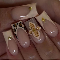 Uñas BHOOKA con francesa leopardo y flores 3D para un look audaz.