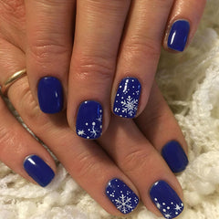 BLGTGH: uñas postizas con diseño copo de nieve, perfecto para estilo festivo.