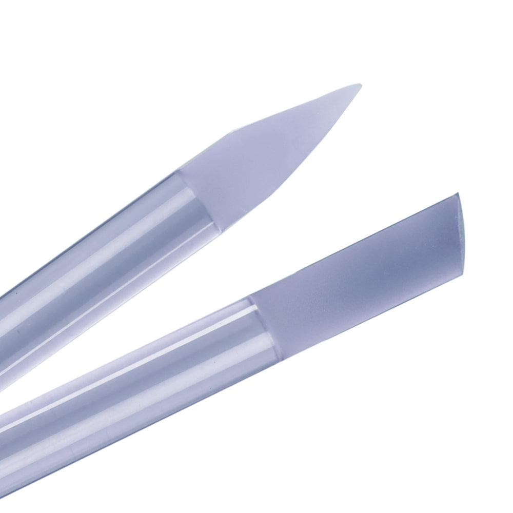 Bona Fide Beauty empuja cutículas de vidrio azul con suavidad para uñas limpias.