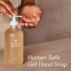 Jabón en gel Branch Basics con aloe, calma y suaviza la piel.