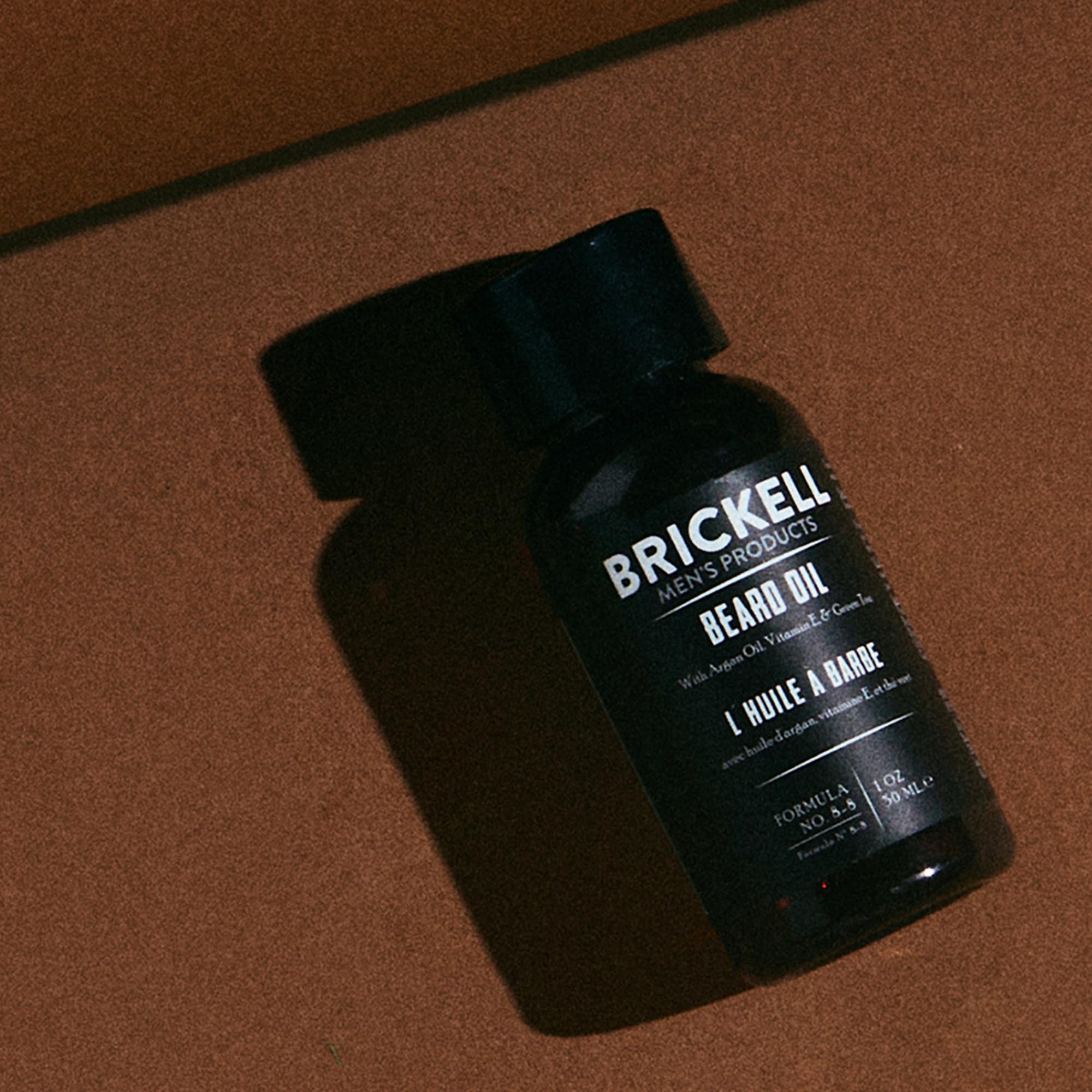 Brickell Barba: botella con gotero para aplicación precisa del aceite.