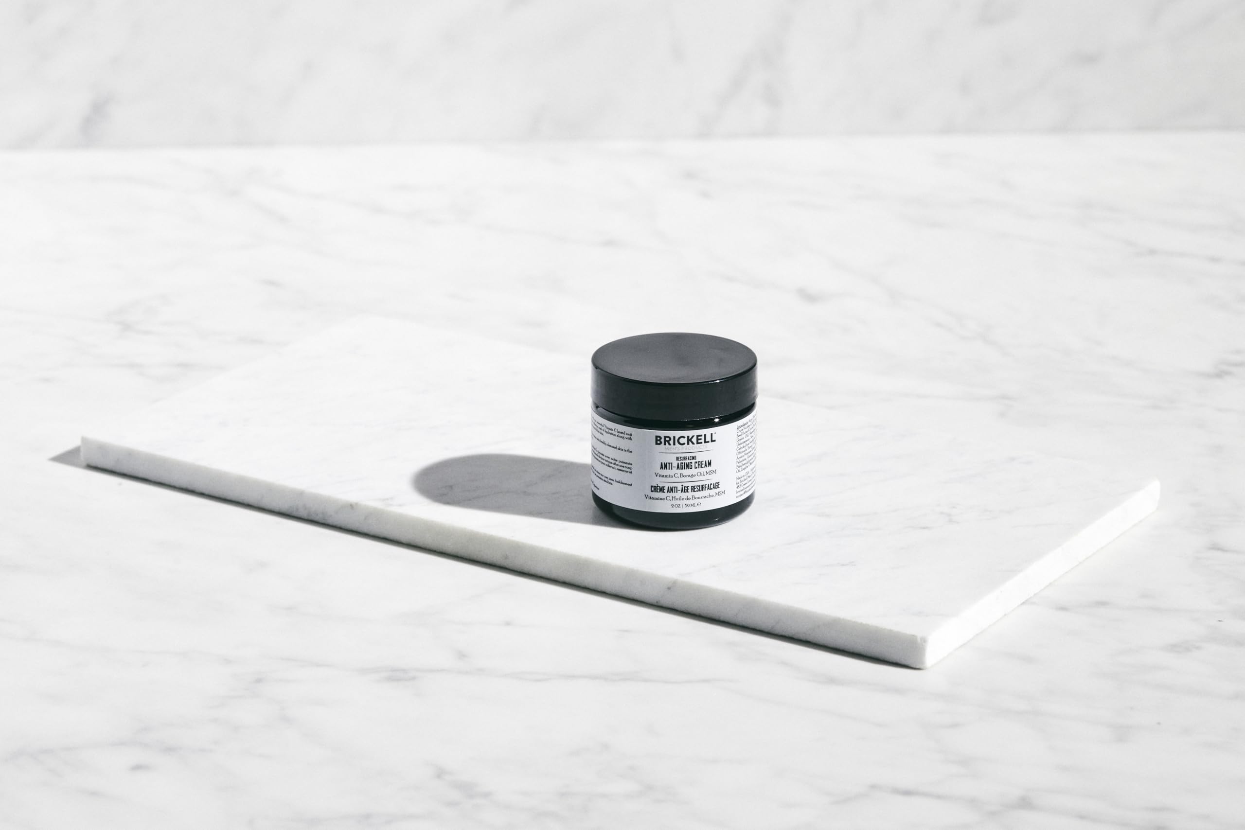 Application douce Brickell sur le visage, absorption rapide.