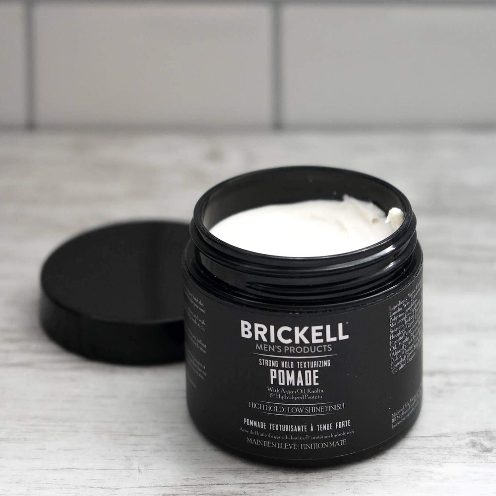 Frasco de Brickell Pomada Texturizante de 2 oz con aroma suave.