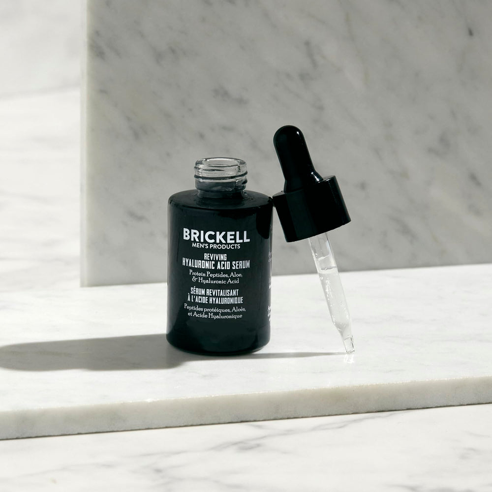 Aplicación diaria de Brickell serum en rostro para cuidado suave.