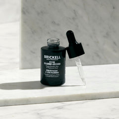 Aplicación diaria de Brickell serum en rostro para cuidado suave.