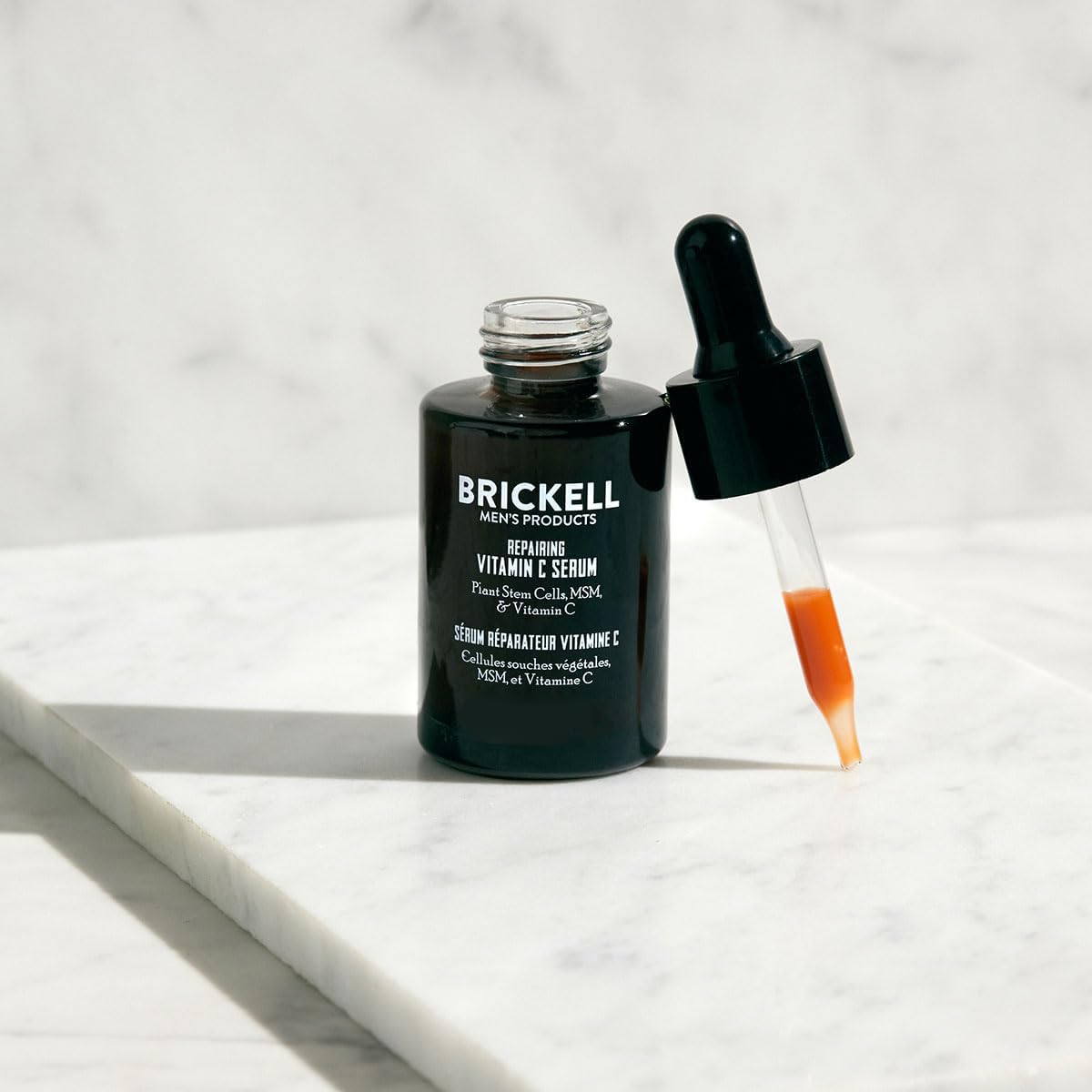 Application soignée du sérum Brickell; peau lumineuse et apaisée.
