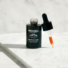 Application soignée du sérum Brickell; peau lumineuse et apaisée.