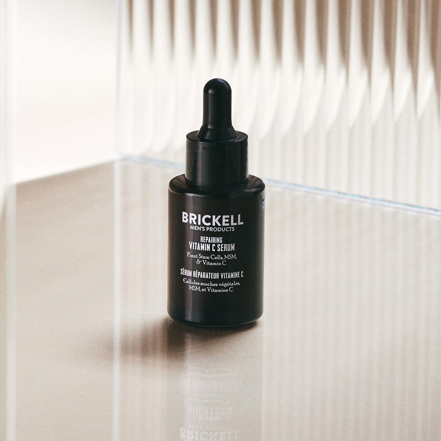 Texture non parfumée du sérum Brickell pour le visage; absorption rapide.