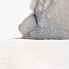 Briogeo Scalp Revival: exfoliante microcristalina visible en etiqueta, elimina residuos sin frotar.
