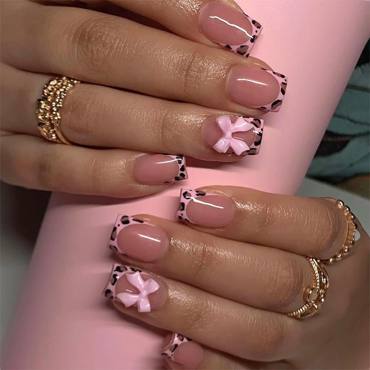 Uñas BSBTBZ leopardo francesas, acabado corto rosa brillante, aspecto elegante.