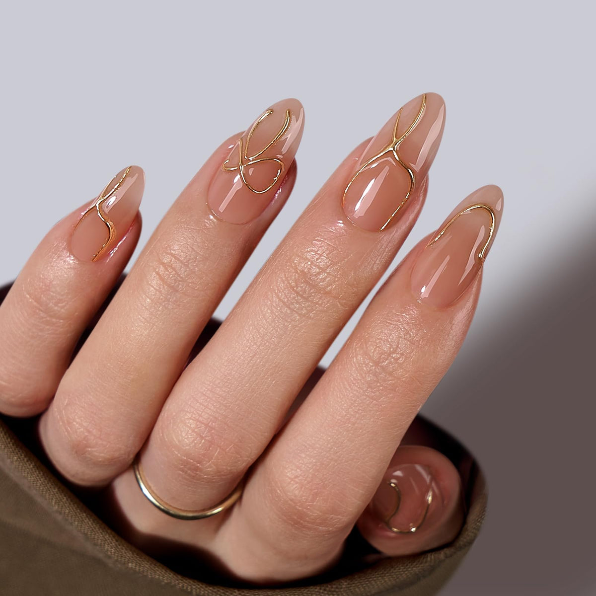 BTArtbox uñas en forma almendra con líneas doradas 3D para un look elegante.