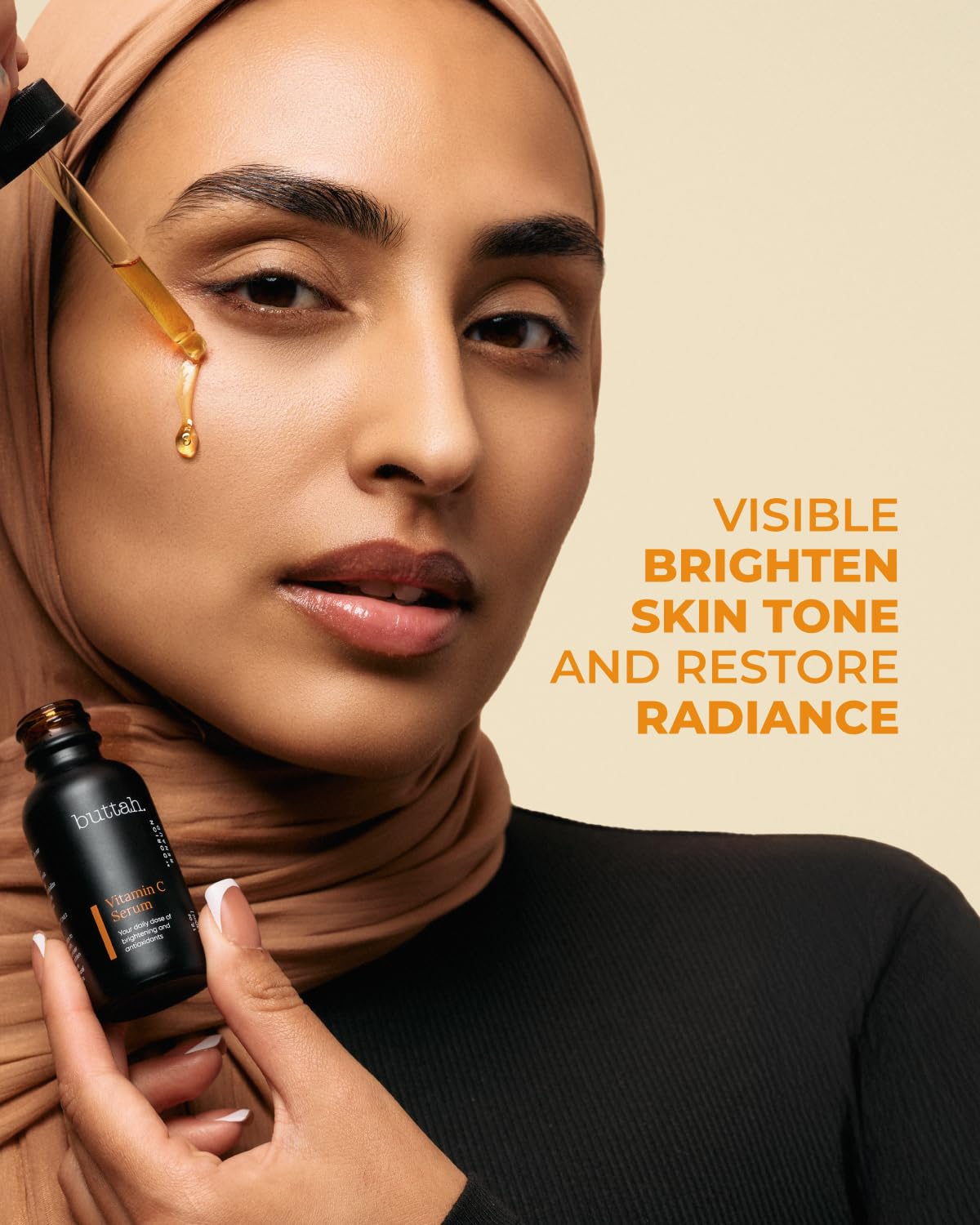 Buttah Vitamina C Serum aplicado en el rostro para uso matutino.