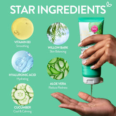 Aplicación en rostro de By Nature, masaje suave para eliminar impurezas.
