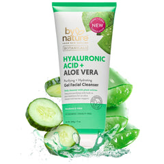 By Nature limpiador facial con ácido hialurónico y aloe en botella, ideal para uso diario.