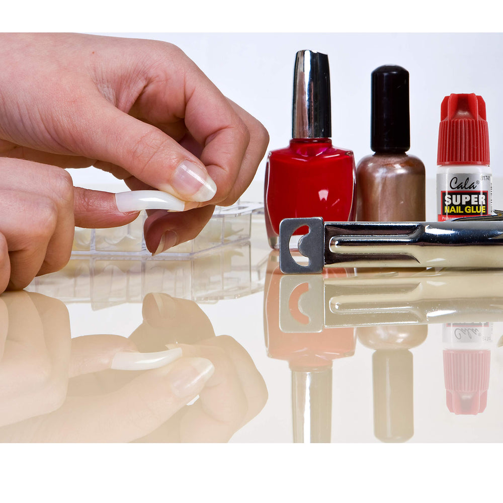 CALA Super Nail Glue ofrece adhesión fuerte para uñas artificiales y accesorios.