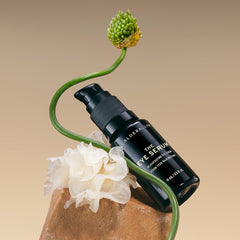 Textura suave de The Eye Serum para la zona ocular.