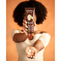 Masaje con crema Cantu, manteca de cacao para suavizar la piel.