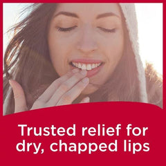 Aplicación deslizante con Carmex ayuda a suavizar labios.