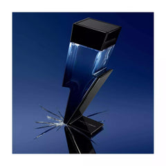 Carolina Herrera Bad Boy Cobalt: aplicación en atomizador para una presencia fresca y masculina.
