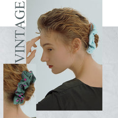 Gomas de pelo Cehomi en seda multicolor para looks casuales.