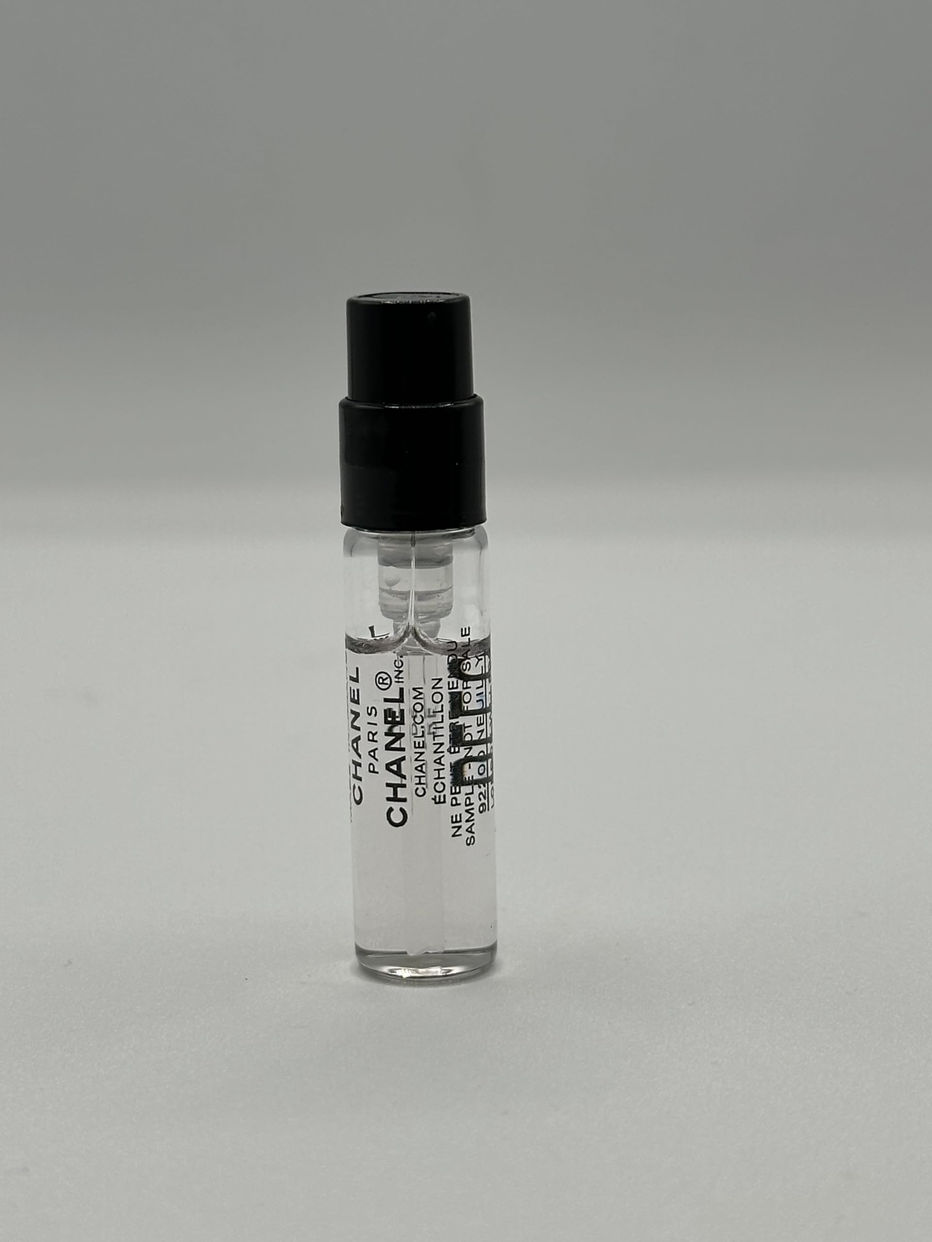 CHANEL Bleu de Parfum, aplicación en spray para uso diario y fácil aroma.