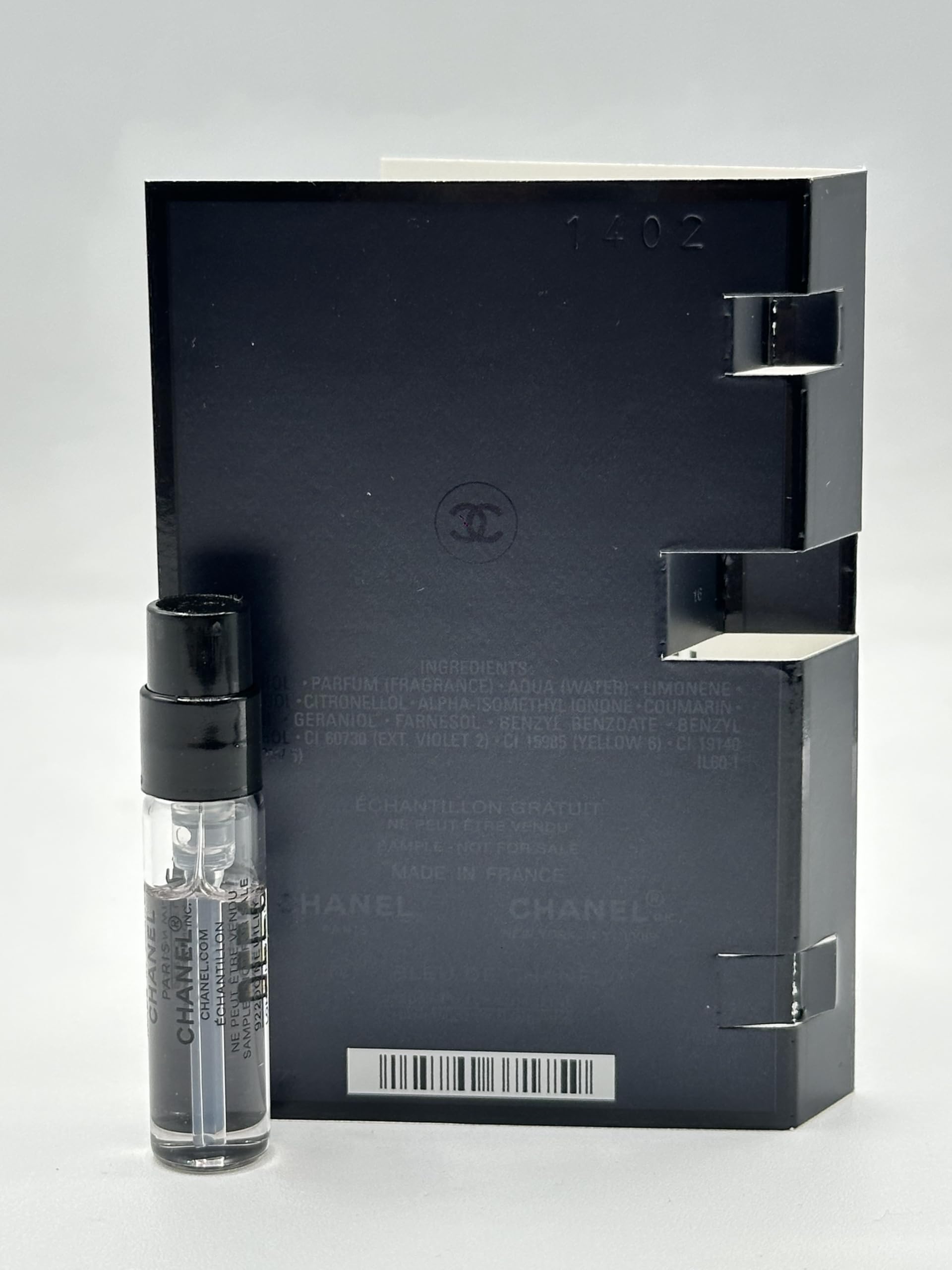 CHANEL Bleu de Parfum, detalle de la tapa que transmite sofisticación.