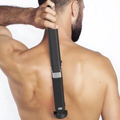 ChargeWorx con mango extendible para áreas difíciles, facilita afeitado cómodo de espalda.