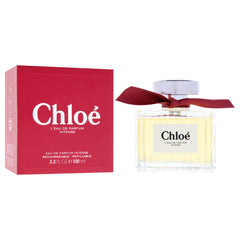 Chloe LEau De Parfum Intense, frasco brillante que transmite sofisticación y presencia.