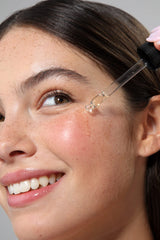 Textura ligera del Aceite de Baobab Cliganic en rostro.