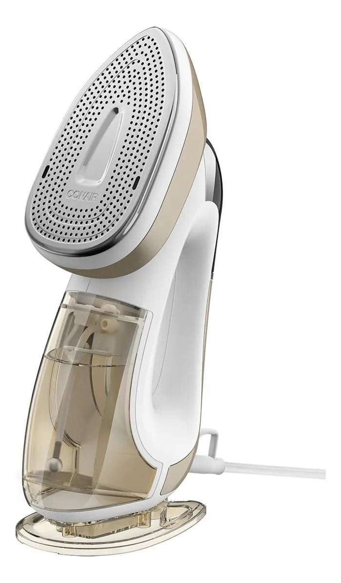 Conair 2 en 1 vapor y plancha en uso para alisar prendas.