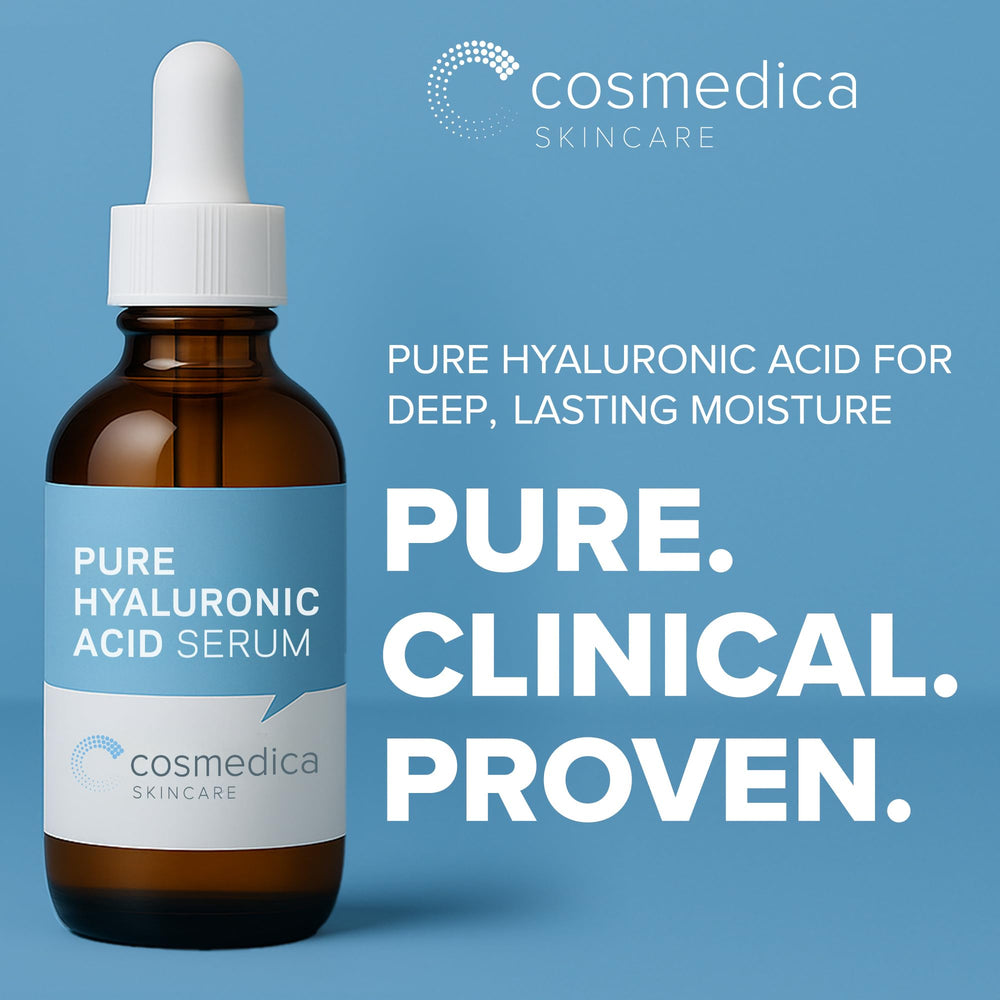 Cosmedica Skincare suero hialurónico, aplicación en manos para rostro suave.