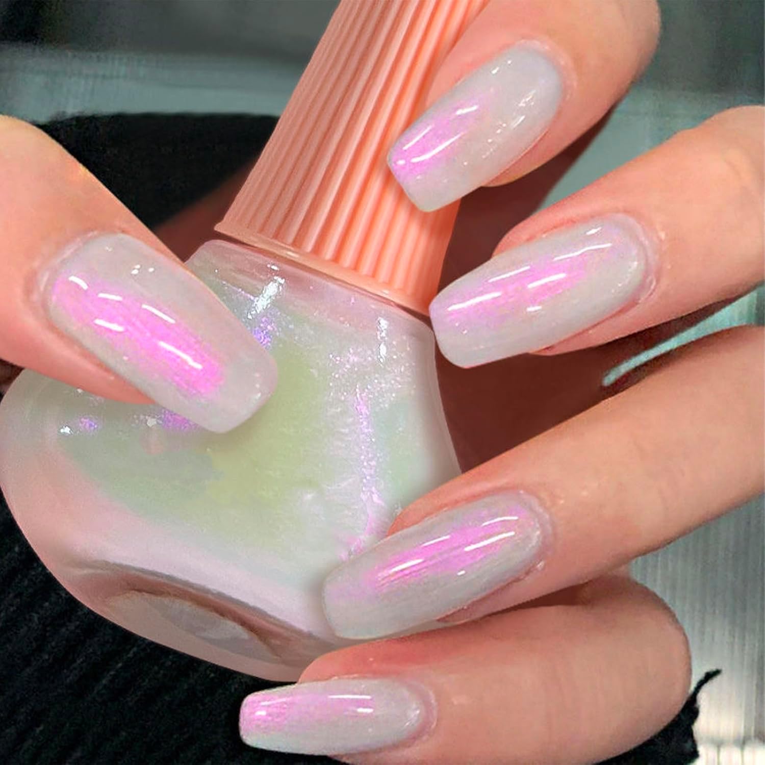 COSMOO Aurora, botella rosa perlada, acabado iridiscente para un look elegante.