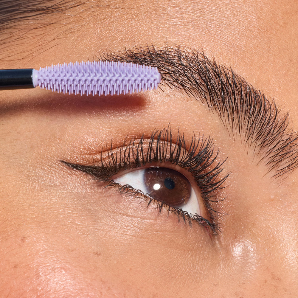 COVERGIRL Lash Blast Bond Volume Mascara, retirada suave sin esfuerzo.