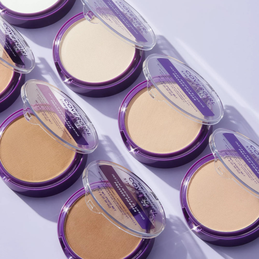 Envase compacto de CoverGirl Simply Ageless para retoques en movimiento.