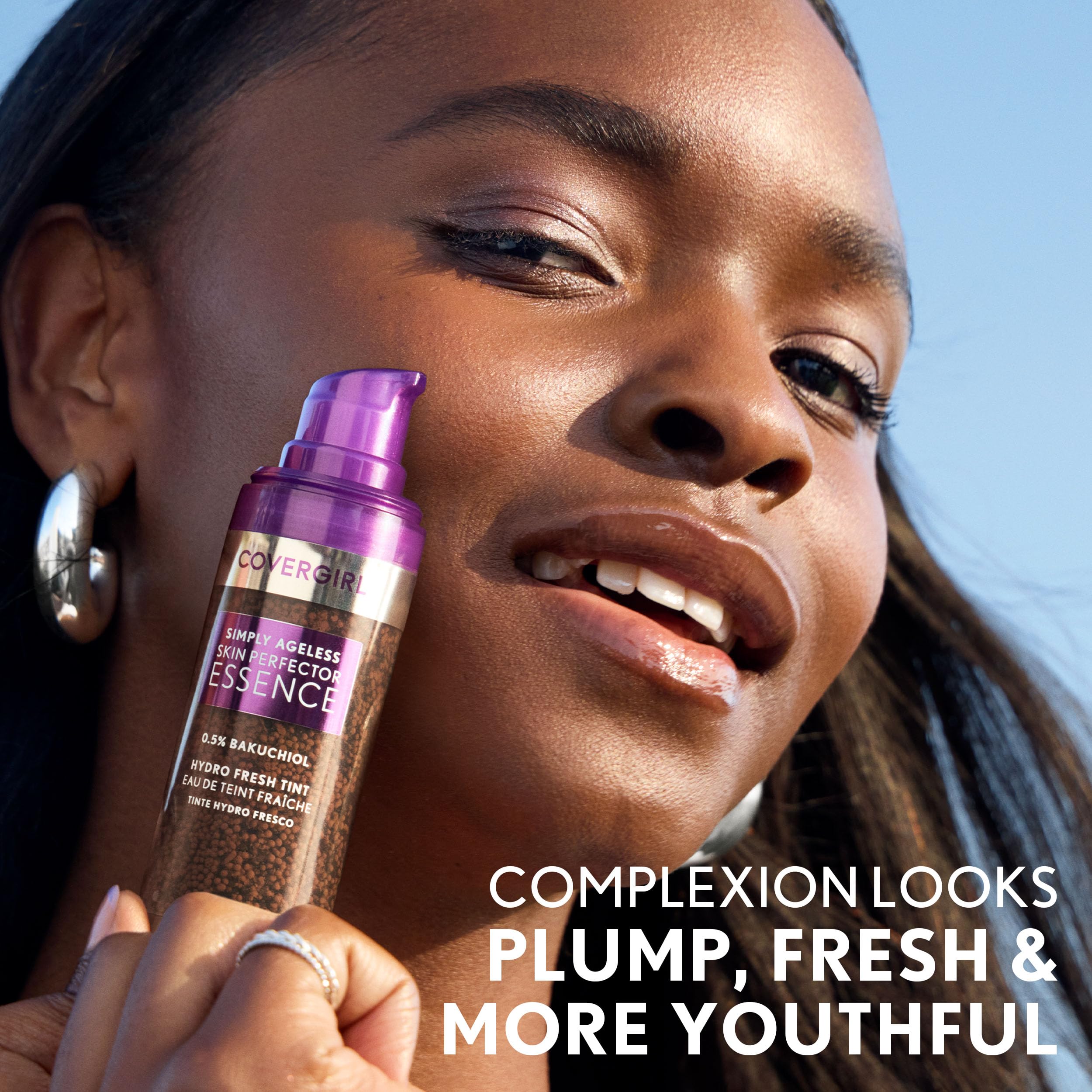 La aplicación suave de Simply Ageless Essence permite un acabado natural y ligero.