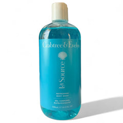 Crabtree & Evelyn La Source: botella derramando para una ducha refrescante y energizante.
