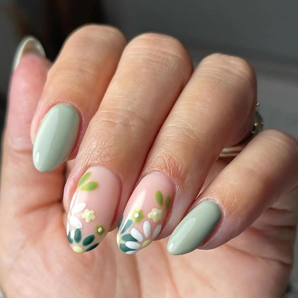 CTTHNBD almond-flower-leaf press-on nails in style-05 includes accessories for easy application.