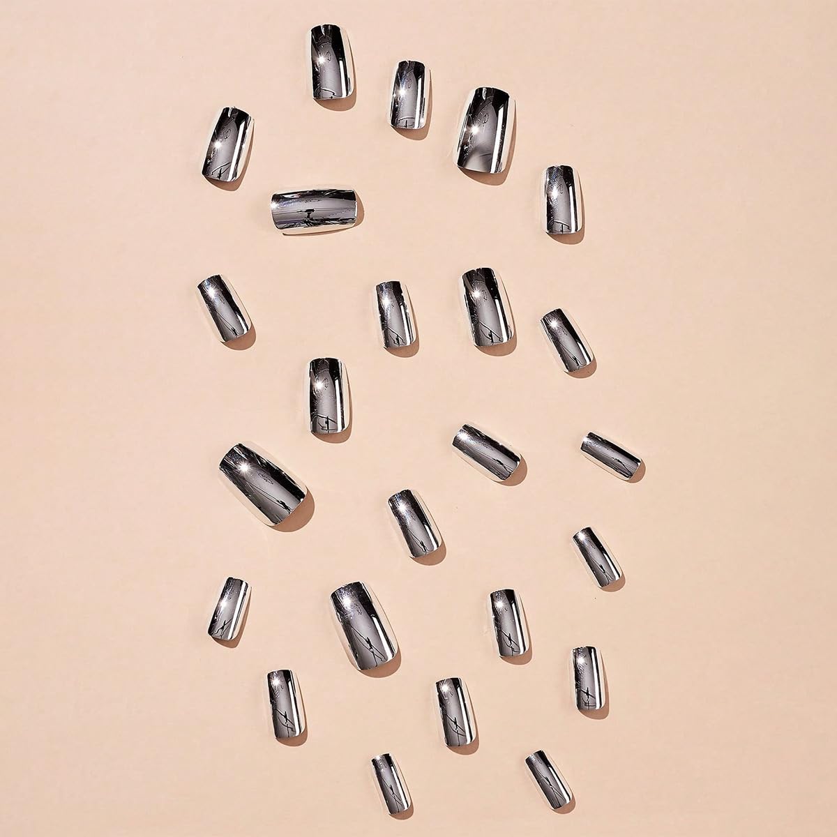 Detalle del brillo cromado de las uñas CTTHNBD Aurora Chrome
