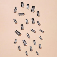 Detalle del brillo cromado de las uñas CTTHNBD Aurora Chrome